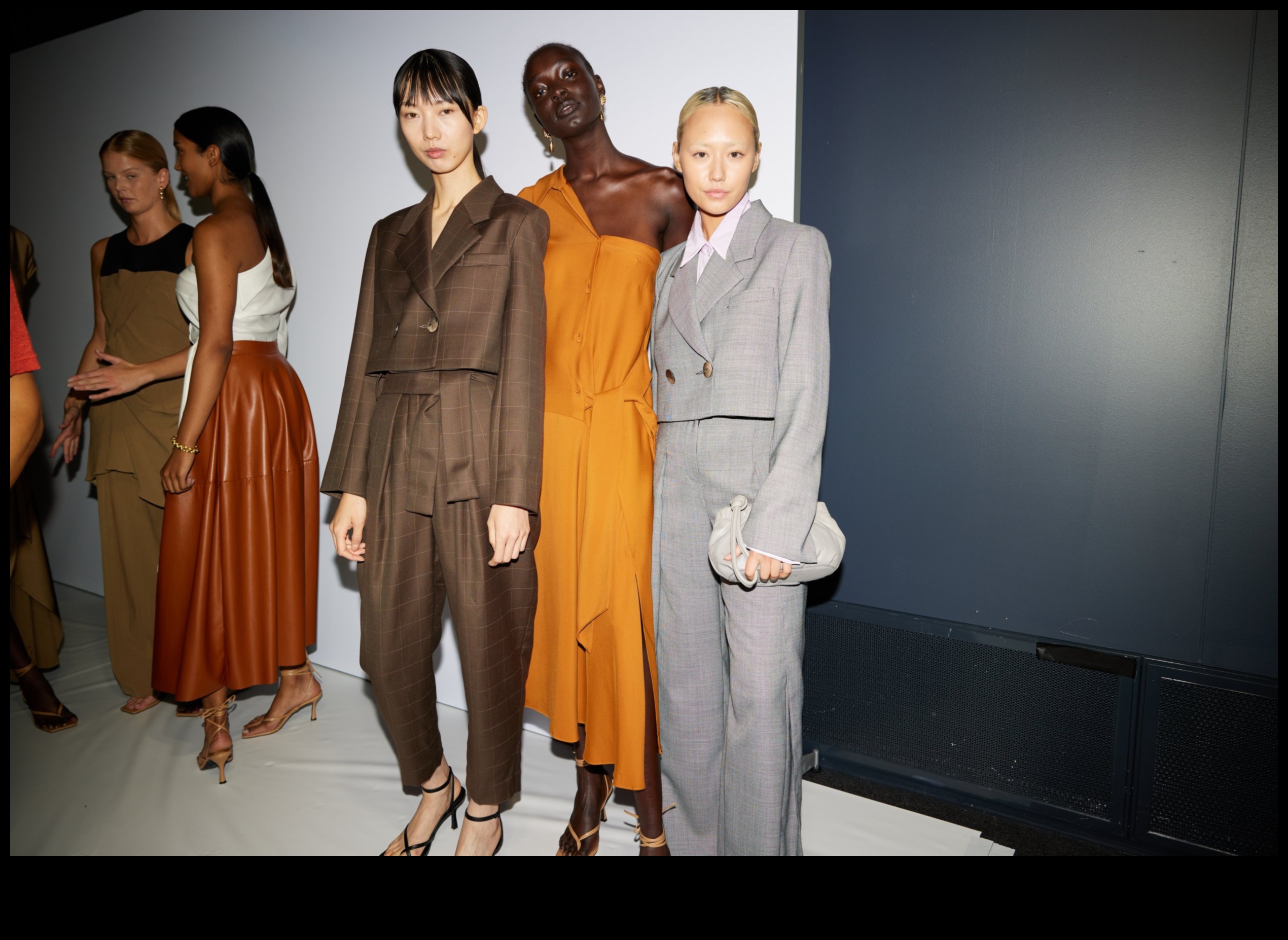 התחדשות המסלול מבט אחורה על הקלאסיקה של האופנה 4 התחדשות המסלול: גילוי מחדש של הקלאסיקות באופנה