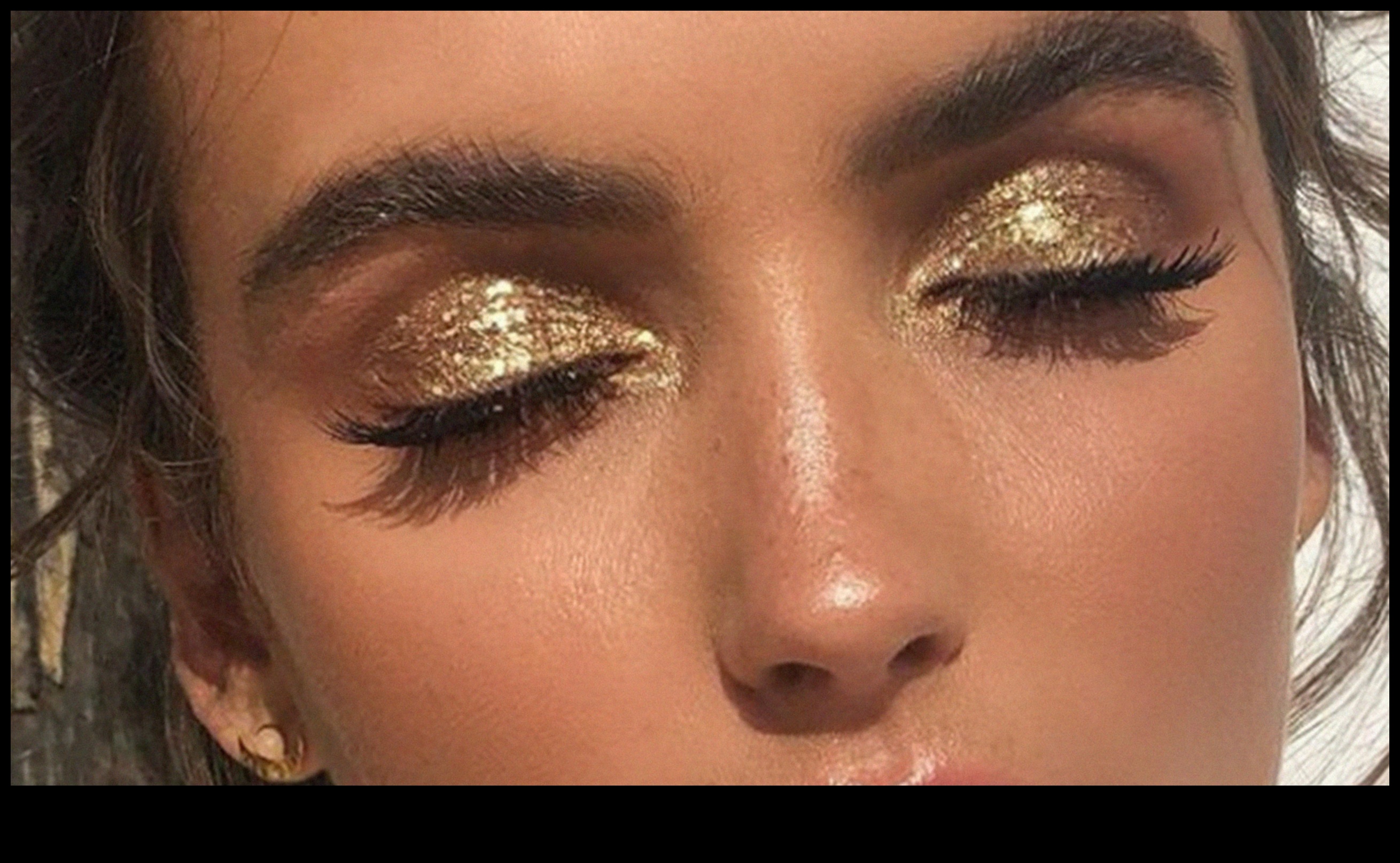 גולדן גלאם פלטת איפור למסיבה עבור יפות בעלות עור חם 2 גלאם הזהב: מחבק גוונים חמים בפלטת האיפור למסיבה שלך