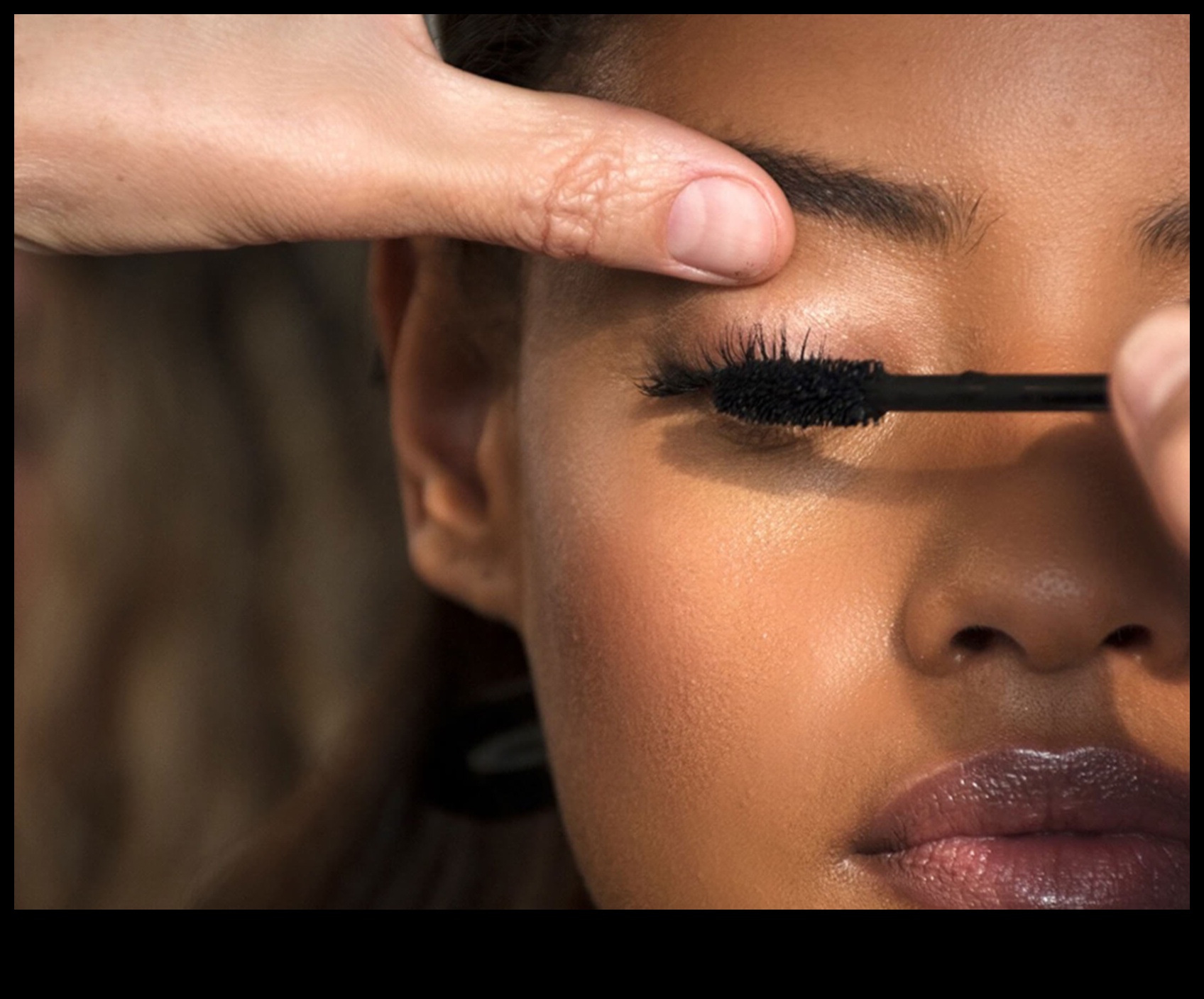 שיפור עיניים ללא מאמץ הרם את מבטך עם טכניקות איפור טבעיות 3 שיפור עיניים ללא מאמץ: הרם את המבט שלך עם טכניקות איפור טבעיות