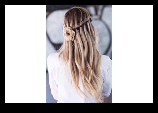 גלים נסחפים לאחור וצמות מפל תסרוקות רומנטיות לדייט נייט 5 גלים בלונדיניים וצמות מפלים: תסרוקות רומנטיות לדייט נייט