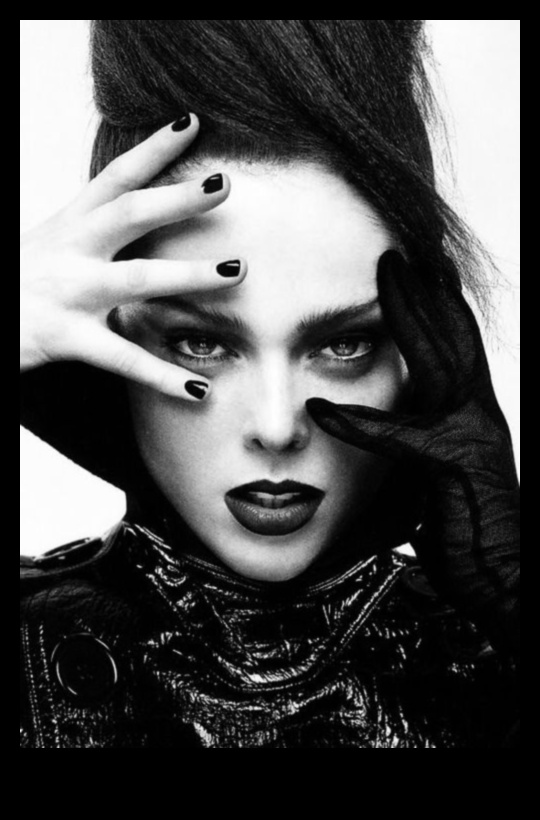 גלאם בשחור ולבן מראה בעל ניגודיות גבוהה לכל אירוע 3 גלאם בשחור לבן: חקר יופי בעל ניגודיות גבוהה בסגנונות איפור