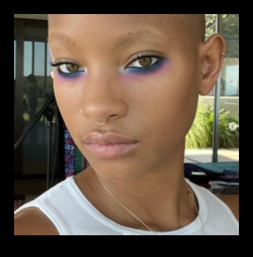 יצירות צבעוניות המתנסות בגווני אייליינר מרהיבים כדי להגביר את המראה שלך 2 יצירות צבעוניות: ניסוי עם גווני אייליינר תוססים