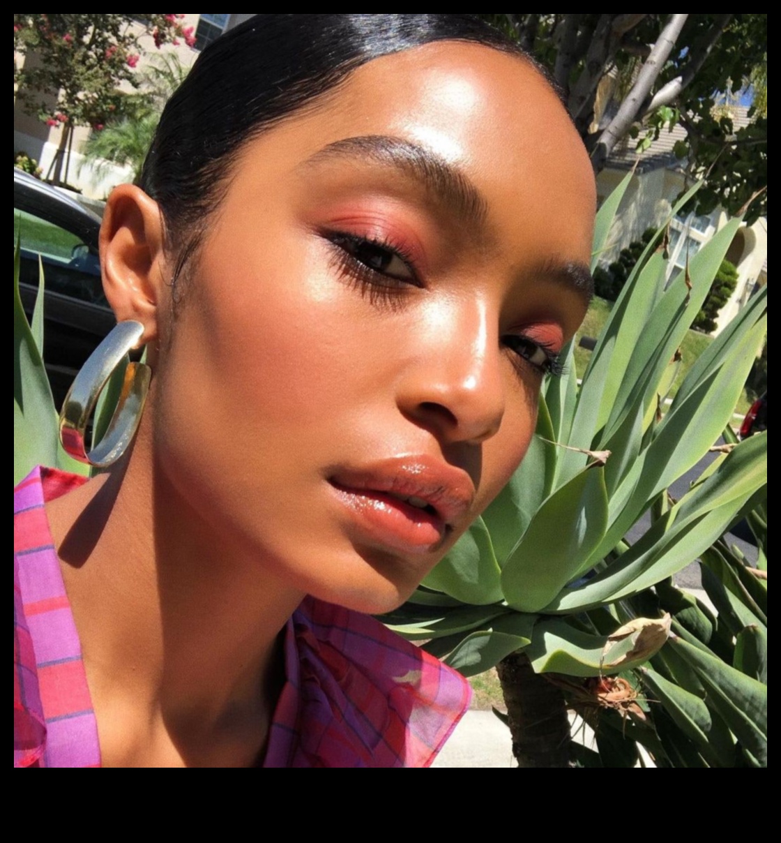 ממכסים מבריקים לשפתיים עירומות: פיתולים מודרניים בסגנונות איפור טבעיים קלאסיים