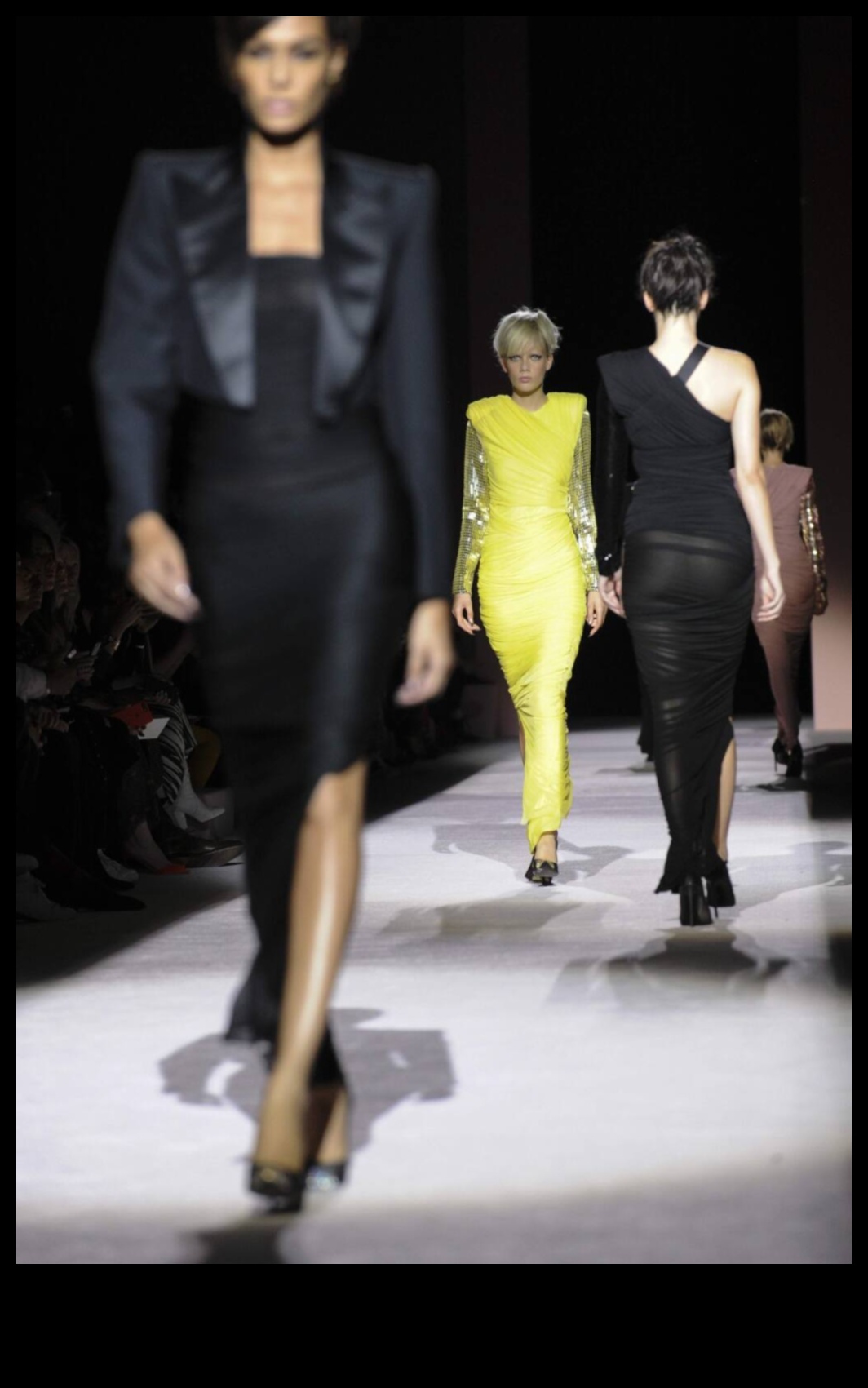 Glamour Gazette: אופנה יוקרתית נחשפה בצילומים נצחיים