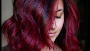 בטחון ארגמן: תסרוקות אדומות וערמוניות להצהרות אופנה נועזות