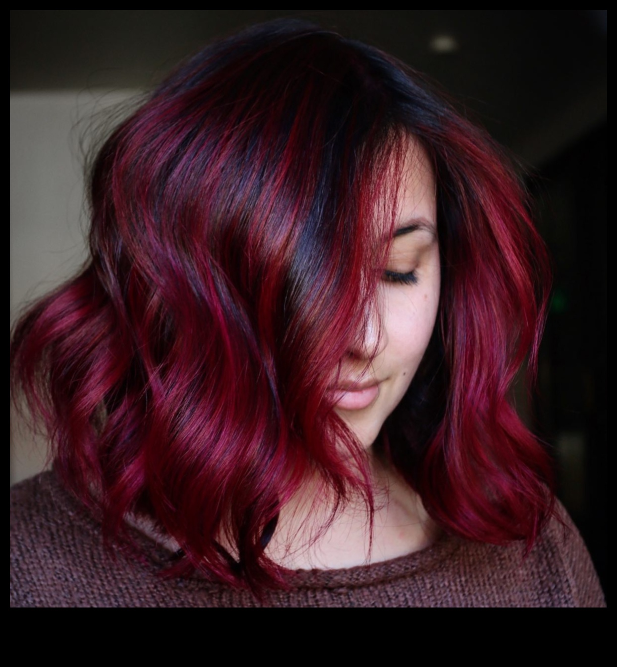 Crimson Confidence תסרוקות באדום ואחום מודגש למראה עז 1 בטחון ארגמן: תסרוקות אדומות וערמוניות להצהרות אופנה נועזות