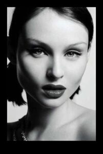 גלאם בשחור לבן: חקר יופי בעל ניגודיות גבוהה בסגנונות איפור