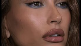 ממכסים מבריקים ועד שפתיים עירומות. איפור צמחים מסוגנן 3 ממכסים מבריקים לשפתיים עירומות: פיתולים מודרניים בסגנונות איפור טבעיים קלאסיים