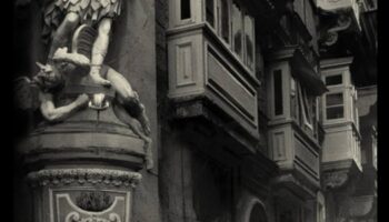 עיר הצללים: פלאים אדריכליים במסגרות שובות לב