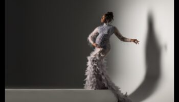 קוטור קולנועי: דרמה ואלגנטיות בצילום נצחי שובה לב