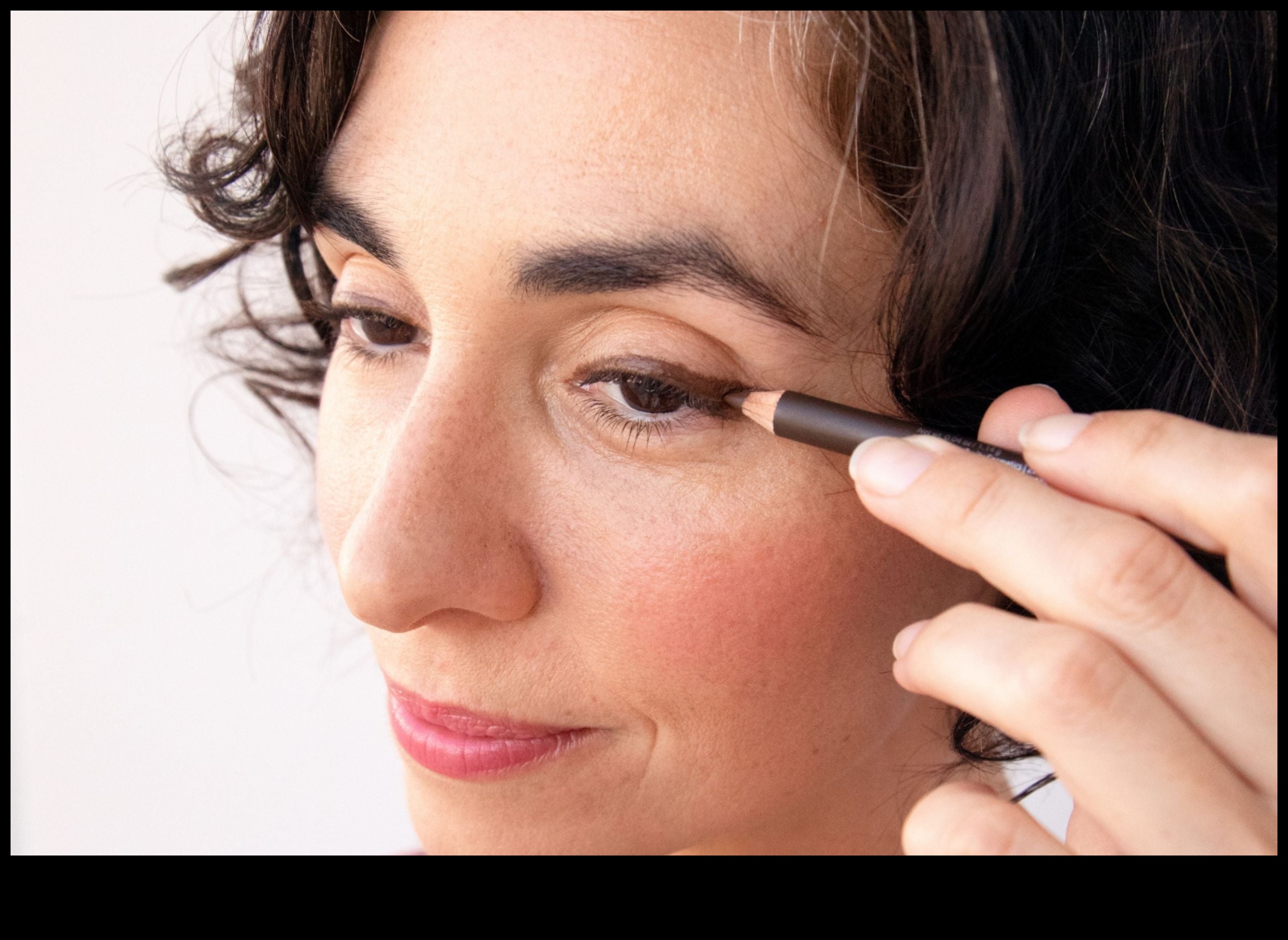 שיפור עיניים ללא מאמץ הרם את מבטך עם טכניקות איפור טבעיות 1 שיפור עיניים ללא מאמץ: הרם את המבט שלך עם טכניקות איפור טבעיות